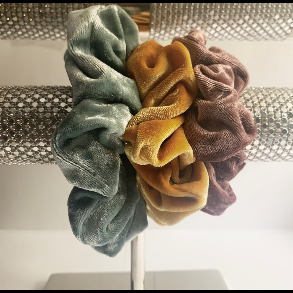 CLAIRES VELVET SCRUNCHIE SET